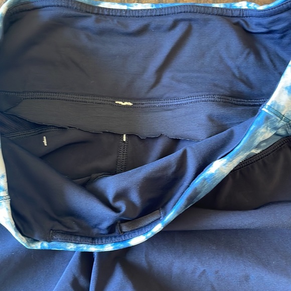 Lululemon Size 6 Shorts - Picture 4 of 9